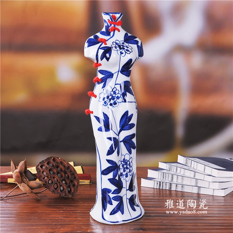 青花瓷旗袍美女陶瓷花瓶擺件