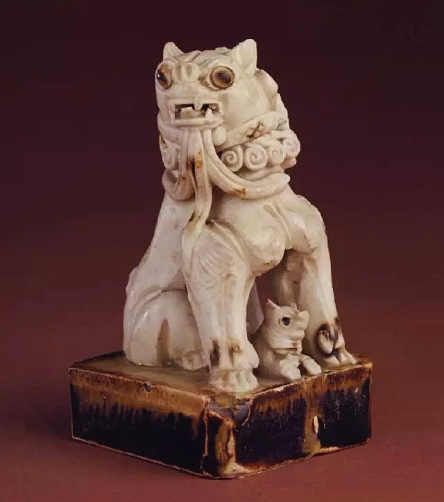 邢窯白釉點彩子母獅塑像