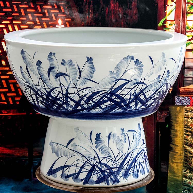 手繪青花陶瓷魚缸一路順風-側面