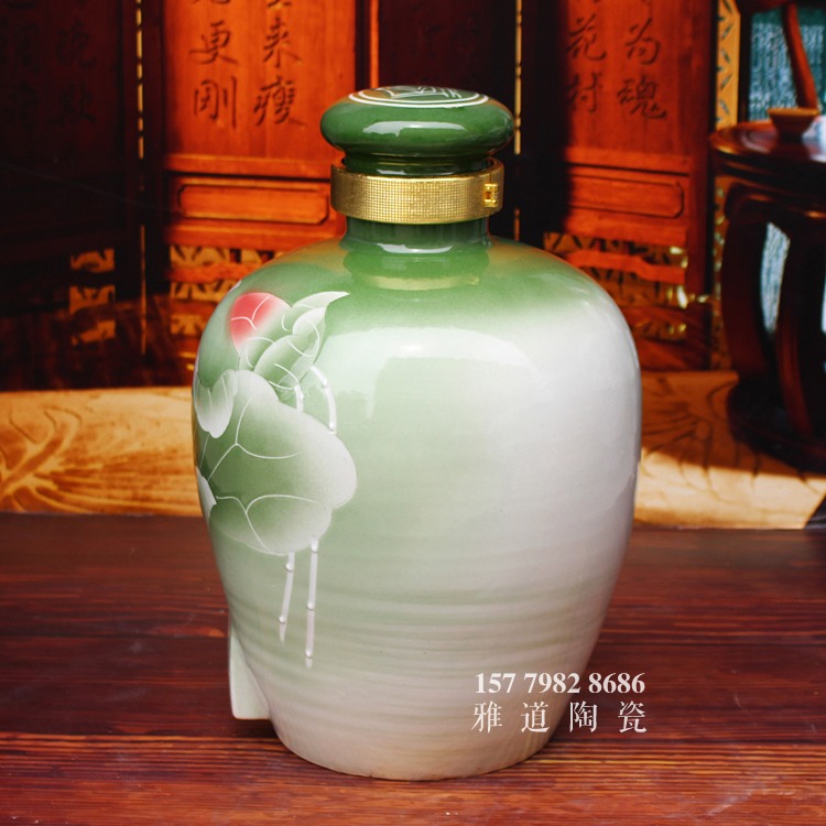 雅道青釉雕刻酒壇系列荷花款-側面