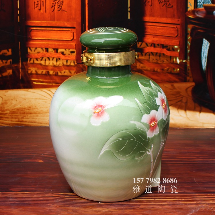 雅道青釉雕刻酒壇白玉蘭款-側面