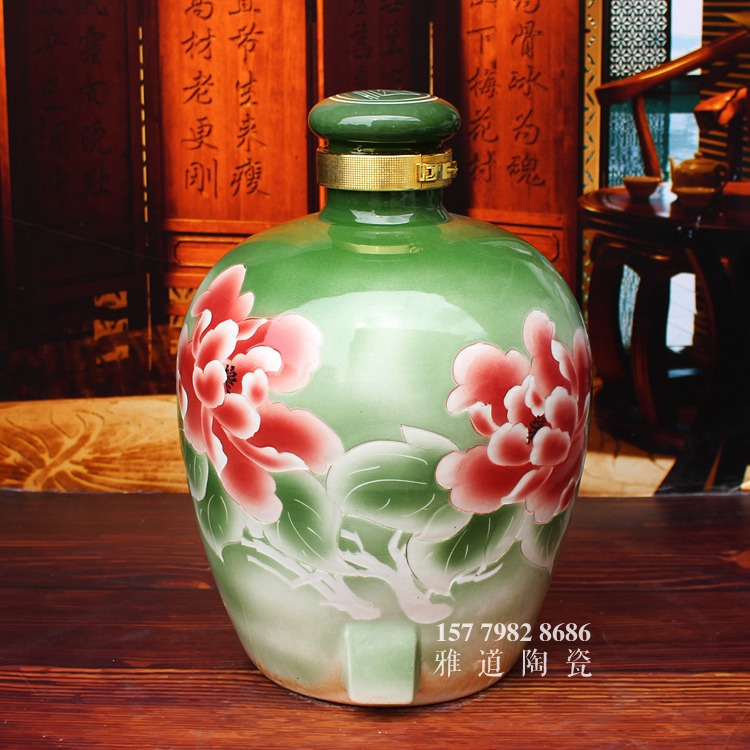 雅道青釉雕刻酒壇牡丹花款