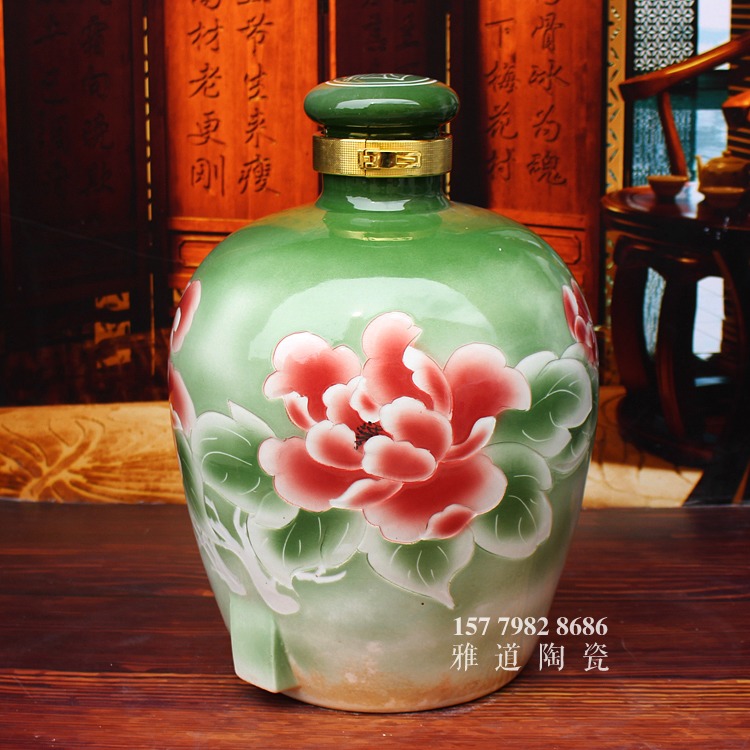 雅道青釉雕刻酒壇牡丹花款-側面