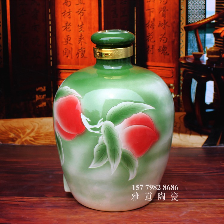 雅道青釉雕刻酒壇壽桃款-側面