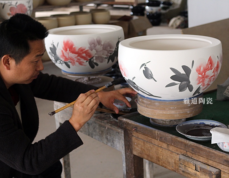 德鎮手繪陶瓷聚寶盆制作